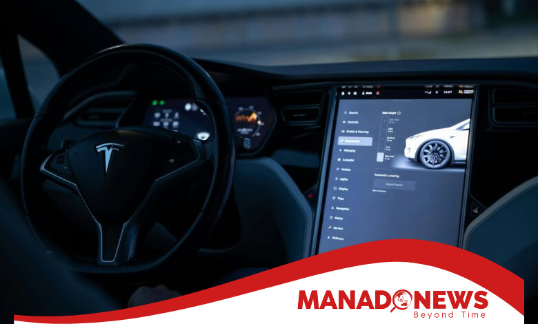 Interior mobil Tesla dengan layar sentuh besar yang menampilkan pengaturan suspensi dan fitur autopilot